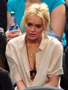 0318-lindsay-lohan-breasts-knicks-02-435x580