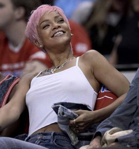 rihanna-pink-hair-basketbal