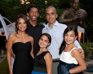 Η Τζουμάνα Κιντ, πρώην σύζυγος του Τζέισον Κιντ, με τα τρία παιδιά τους, Τρέι, Μία και Τζαζέλ μαζί με τον αδερφό τους, Τζέισον Κιντ Jr.  